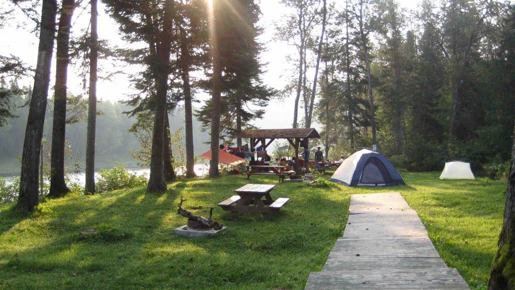 Camping canot camping campement tente abris rivière restigouche kayak