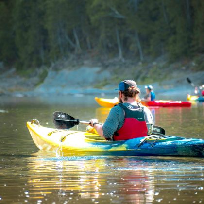 Kayak sur la rivière Matapédia en Gaspésie. Forfaits guidés et location de matériel avec Nature Aventure.